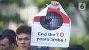 Seorang imigran pencari suaka melakukan aksi unjuk rasa di depan kedutaan besar Australia, Kuningan, Jakarta, Jumat (3/6/2022). Dalam aksinya mereka menuntut kejelasan untuk mendapatkan suaka di Australia sebagai negara ketiga yang akan menampung setelah berpuluh tahun menunggu di Indonesia. (merdeka.com/Imam Buhori)
