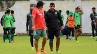 Pelatih Persebaya, Angel Alfredo Vera, saat memimpin latihan di Lapangan Persebaya, Surabaya, Senin (15/1/2018). (Bola.com/Aditya Wany)