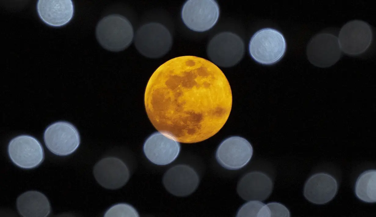 Bulan purnama terakhir tahun ini yang dikenal sebagai Cold Moon terbit melalui langit cerah melewati serangkaian lampu putih di corniche Doha, di Doha, Qatar, Rabu (7/12/2022). Bulan purnama Desember disebut Full Cold Moon karena kemunculannya bertepatan dengan musim dingin yang benar-benar menggigilkan di belahan Bumi utara. (AP Photo/Hassan Ammar)