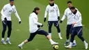 Pemandangan langka terjadi di sesi latihan klub raksasa Liga Prancis, Paris Saint-Germain. Sergio Ramos berada dengan Lionel Messi sebagai rekan selapangan. (AFP/Franck Fife)