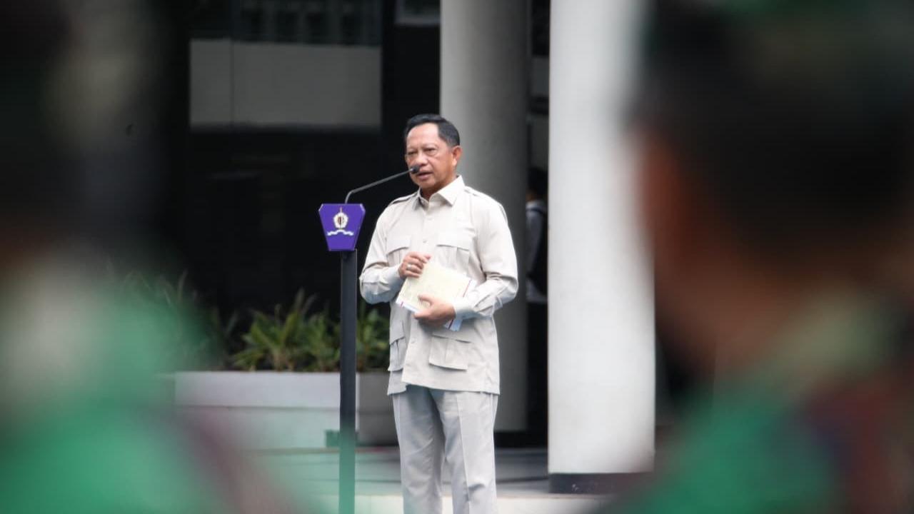 Mendagri Tito Karnavian saat menjadi Inspektur Upacara (Irup) pada Pembukaan KPPD Gelombang II Tahun 2025 di Lapangan Tengah, Kantor Lemhannas RI