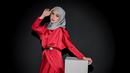 Begini detail penampilan Ria Ricis saat jalani pemotretan bareng buah hatinya. Gaya berpakaian Ria Ricis ini merupakan styling dari fashion stylish Doley Tobing. Tema makeup cocok dengan busana yang dikenakannya, wajah Ricis dipoles oleh MUA Sabil Makeup. Berfoto dengan busana merah dan latar hitam, warna hijab abu-abu cocok dikenakan oleh Ricis. (Liputan6.com/IG/@riaricis1795)