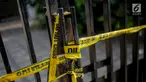 Garis polisi terpasang di pagar rumah korban kasus istri bunuh dan bakar suami serta anak tiri di Jalan Lebak Bulus 1, Kavling 129 B Blok U-15, Cilandak, Jakarta, Selasa (3/9/2019). Korban Pupung dan Dana dibunuh oleh empat orang suruhan di rumahnya. (Liputan6.com/Faizal Fanani)