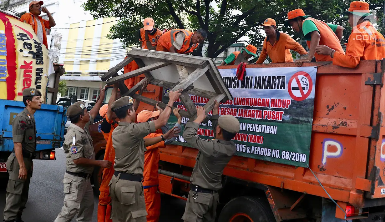 Petugas Satpol PP dan Pasukan Oranye membongkar lapak saat melakukan penertiban di kawasan pusat perbelanjaan Pasar Baru, Jakarta, Rabu (21/2). (Liputan6.com/Immanuel Antonius)