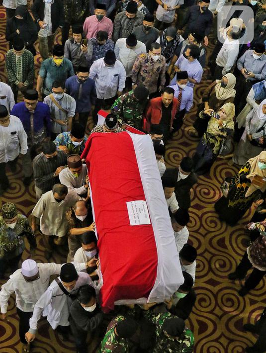 Saudara dan kerabat mengangkat peti jenazah Ketua Dewan Pers dan Guru Besar UIN Jakarta Prof Azyumardi Azra usai disalatkan di UIN Jakarta, Selasa (20/9/2022). Usai dishalatkan jenazah Azyumardi akan dimakamkan di Taman Makam Pahlawan (TMP) Kalibata, Jakarta pukul 09.00 WIB. (Liputan6.com/Angga Yuniar)