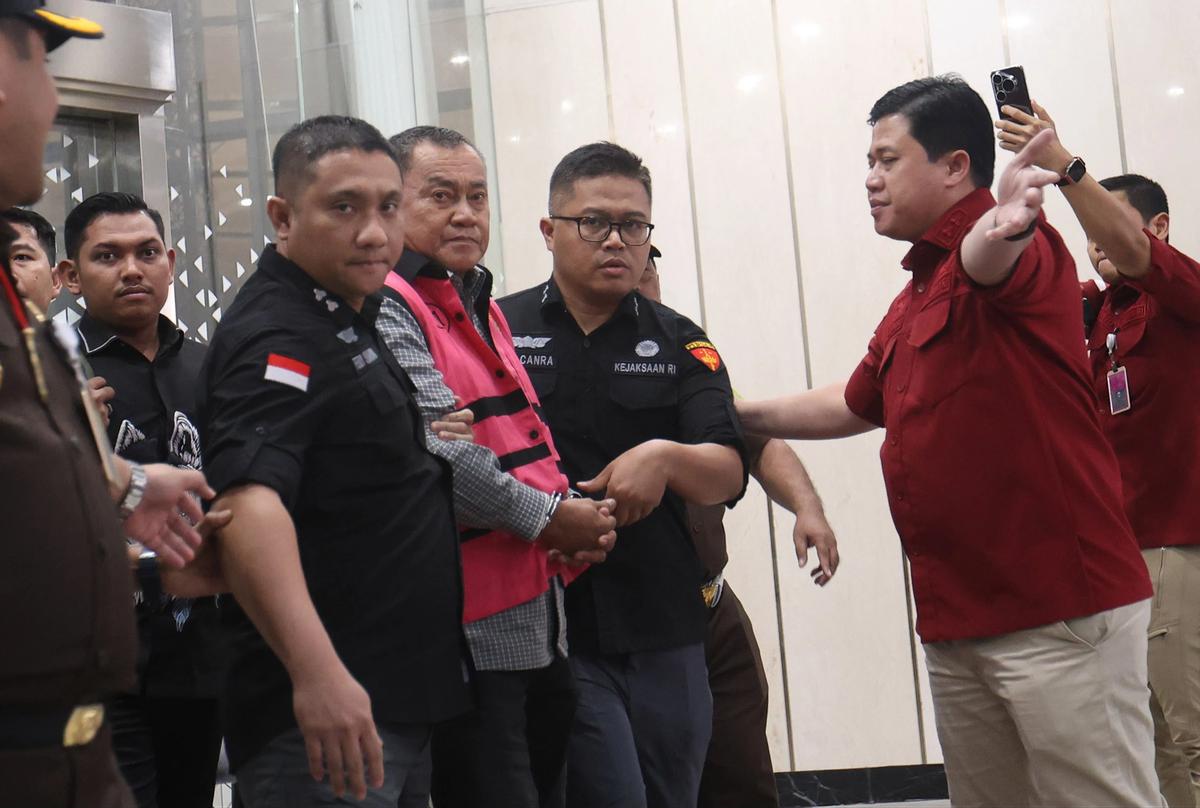 FOTO: Tiga Eks Pimpinan BGN Ditahan dalam Kasus Dugaan Korupsi Program MBG