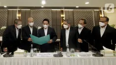 Direktur Utama Bank Syariah Indonesia Hery Gunardi (ketiga kiri) bersama jajaran Direksi pada press conference pemaparan kinerja triwulan III tahun 2021, di Jakarta, Kamis (28/10/2021). PT Bank Syariah Indonesia Tbk (BSI) menorehkan kinerja yang solid pada triwulan III 2021. (Liputan6.com/HO/BSI)