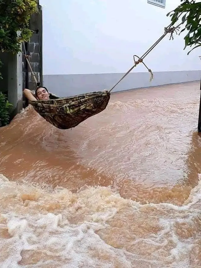 6 Potret Orang Tetap Santai Meski Banjir Ini Bikin Deg-degan Lihatnya