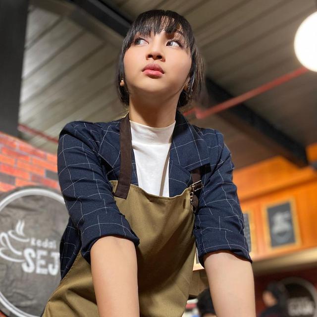 6 Potret Harini Sondakh dengan Rambut Berponi, Perankan Karakter Lebih Dewasa