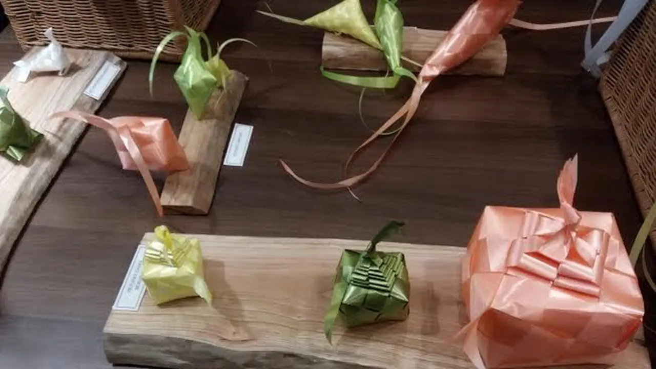 Aneka anyaman ketupat karya Asep Maulana Hakim dipamerkan di Yogyakarta.