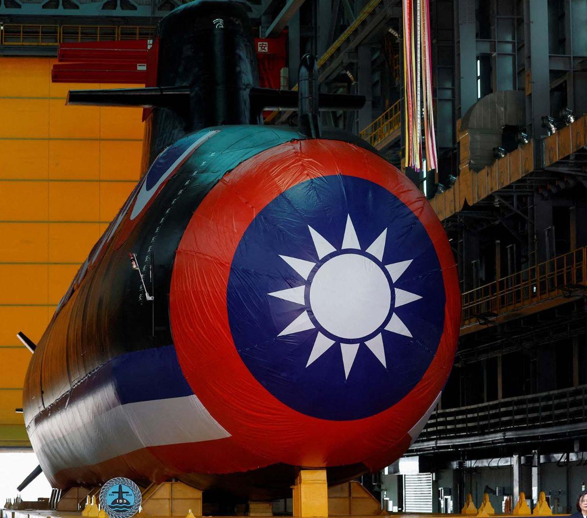 Taiwan meluncurkan kapal selam pertama yang dikembangkan di dalam negeri pada Kamis (28/9/2023). Ini menjadi langkah besar Taiwan dalam upaya memperkuat pertahanan untuk menghadapi ancaman angkatan laut China, meskipun kapal selam itu belum bisa langsung 