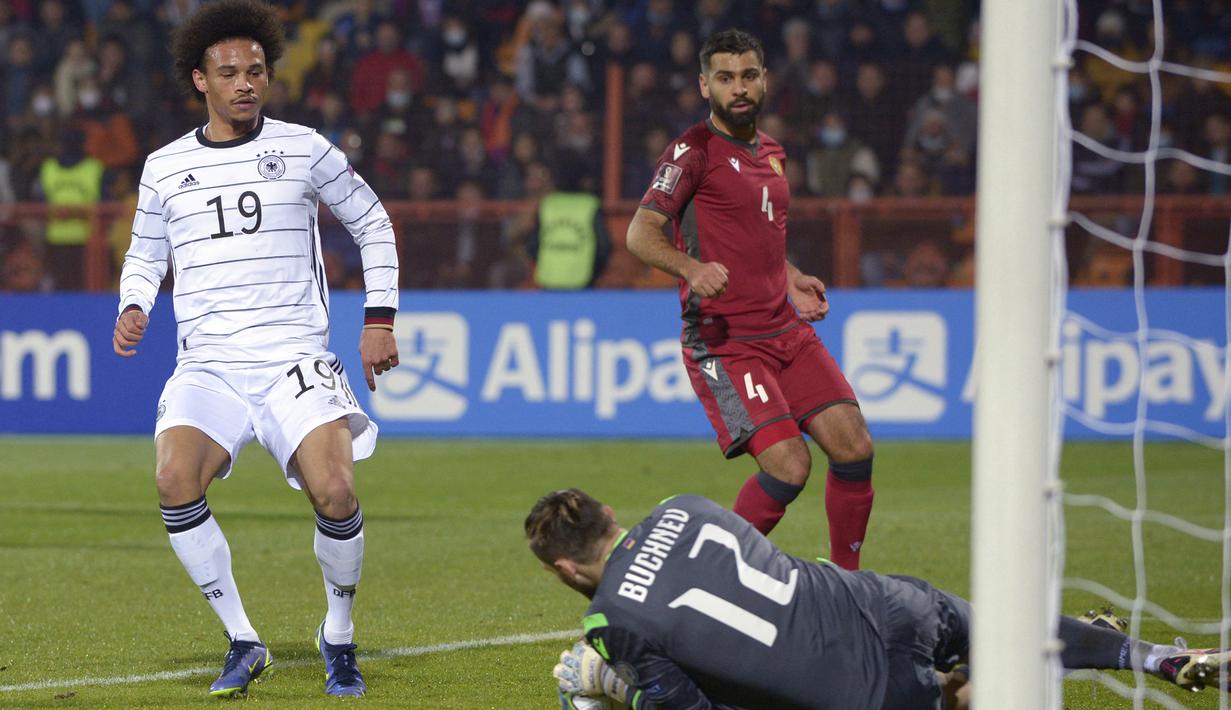 Pada menit ke-25 Jerman nyaris mencetak gol kedua lewat Leroy Sane. Namun, bola sepakannya masih tepat dalam pelukan Stanislav Buchnev. (AFP/Karen Minasyan)