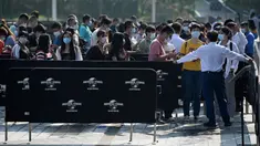 Warga antre untuk memasuki taman hiburan Universal Studios Beijing saat uji coba khusus undangan di Beijing, China, Rabu (1/9/2021). Universal Studios Beijing akan dibuka untuk umum pada 20 September 2021. (Noel Celis/AFP)