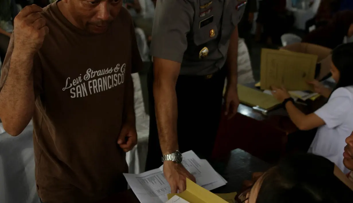 Tim DVI Pus Dokkes Mabes Polri menyimak pernyataan keluarga korban kecelakaan Pesawat herkules C - 130, Medan, Jumat (3/7/2015). 49 jenazah sampai saat ini belum teridentifikasi, karena kondisi jenazah sulit di kenali. (Liputan6.com/Johan Tallo)
