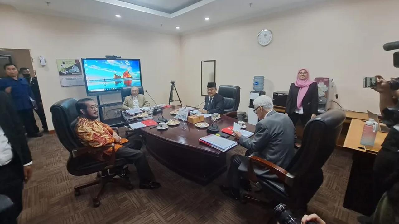 Anwar membenarkan MK sebagai keluarga, namun keluarga dimaksud adik ipar Presiden Joko Widodo (Jokowi) tersebut merupakan keluarga bangsa Indonesia.