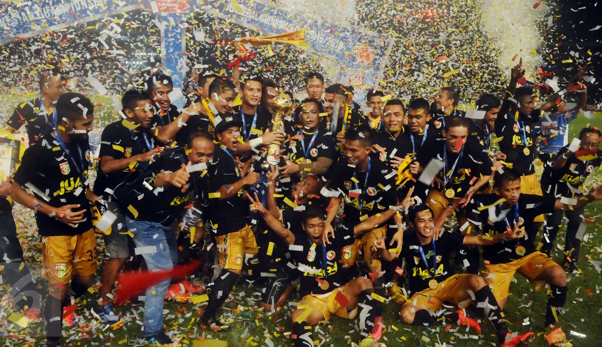 Pemain Mitra Kukar merayakan kemenangan usai mengalahkan Semen Padang di final turnamen piala Jenderal Sudirman di Stadion GBK Jakarta, Minggu (24/1/2016). Mitra Kukar unggul 2-1 atas Semen Padang. (Liputan6.com/Helmi Fithriansyah)