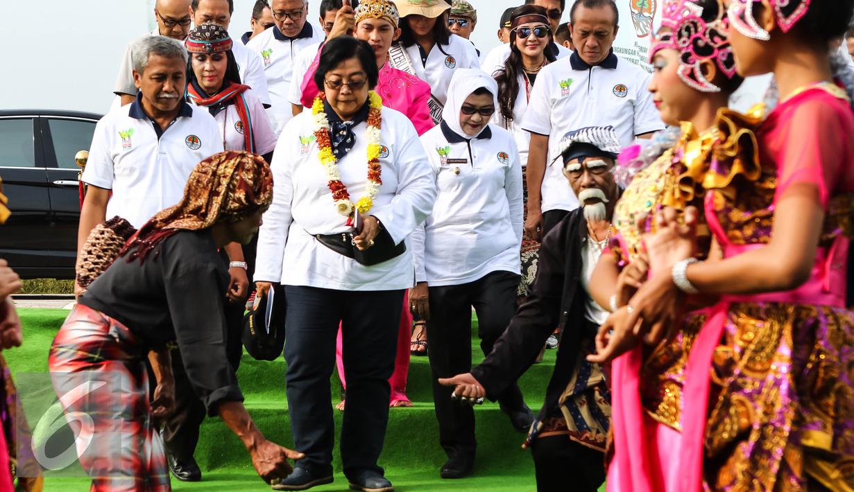 Menteri Lingkungan Hidup dan Kehutanan Siti Nurbaya disematkan kalung bunga dan disambut tarian daerah pada kegiatan penanaman 300 pohon di Intercharge Subang KM. 109 Tol Cipali, Sabtu (19/3). (Liputan6.com/Fery Pradolo)