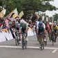 Pembalap Ningxia Sport Lottery, Oleksandi Polivoda, berhasil finis terdepan pada etape II Tour de Singkarak 2018, Senin (5/11/2018). (dok. Tour de Singkarak)