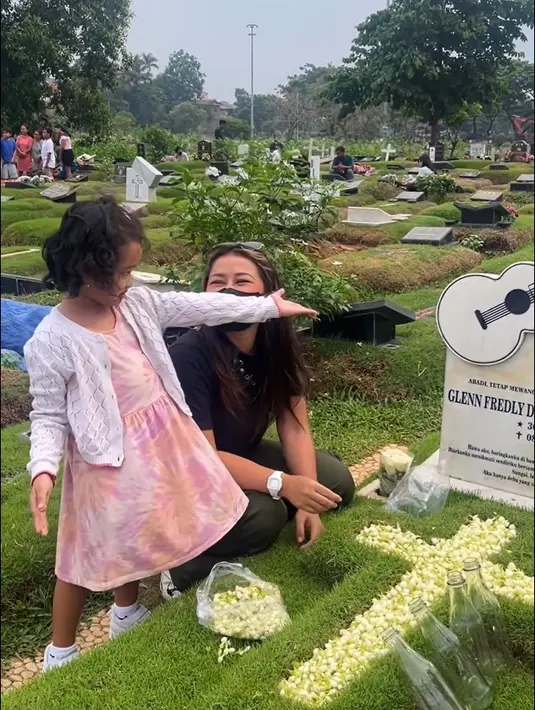 Tidak hanya memeluk nisan, tapi juga memberikan kiss bye. Setelah dada ke nisannya, langsung membuat kiss bye. Hal tersebut membuat sang ibunda tertawa. "muaahh," kata Gewa. [Instagram/mutia_ayuu]