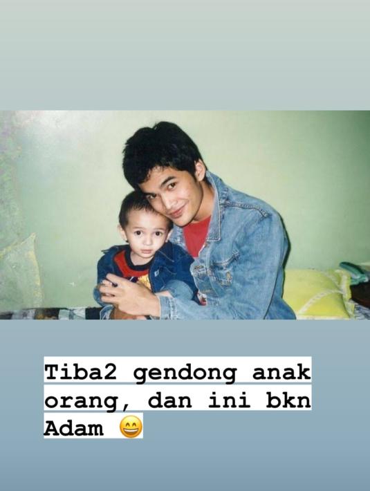 <p>Teuku Wisnu berpose dengan seorang anak kecil. Tentu saja, anak tersebut bukan si sulung, Adam. (Foto: Instagram/ teukuwisnu)</p>