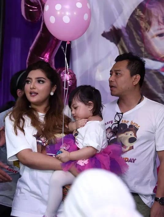 Tokoh kartun Masha and The Bear dan yang lainnya turut meriahkan suasana ulang tahun Arsy saat itu. Selain badut besar yang ada hari itu, tampak para keluarga mengenakan kaos bergambar tokoh kartun itu. (Nurwahyunan/Bintang.com)