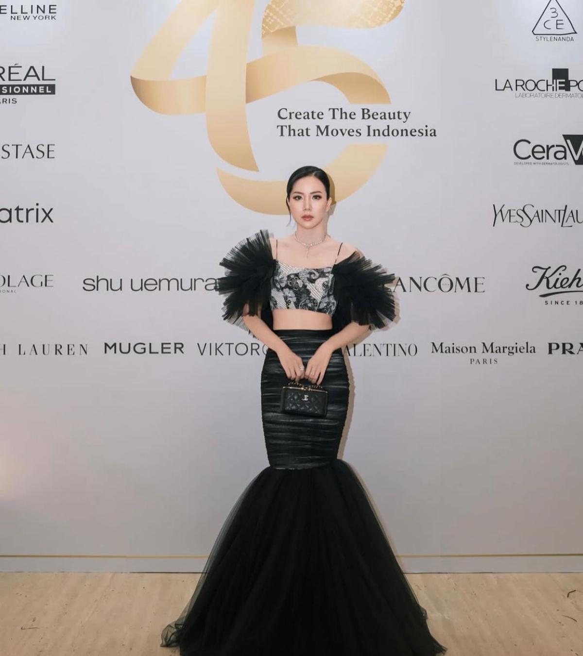 7 Potret Agnes Jennifer Tampil Stunning dengan Fashion Uniknya, Netizen: Gayung Lope Lewat