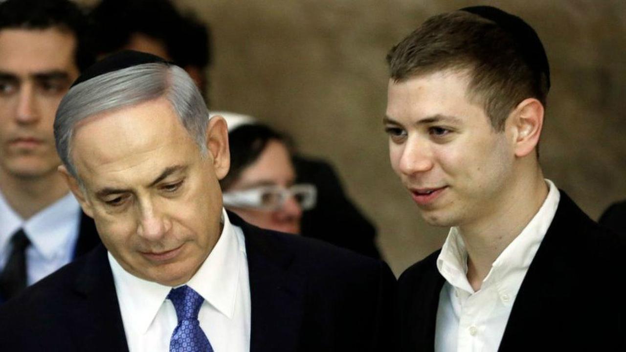 PM Israel Benjamin Netanyahu (kiri) dan putranya, Yair Netanyahu (AFP PHOTO)