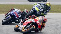 Pembalap Repsol Honda Marc Marquez (depan)  bersaing ketat dengan kedua pembalap Yamaha dibelakangnya selama MotoGP Malaysia, Minggu (25/10/2015). Marquez terjatuh di lap ketujuh karena terjadi insiden dengan Rossi. (REUTERS/Olivia Harris)