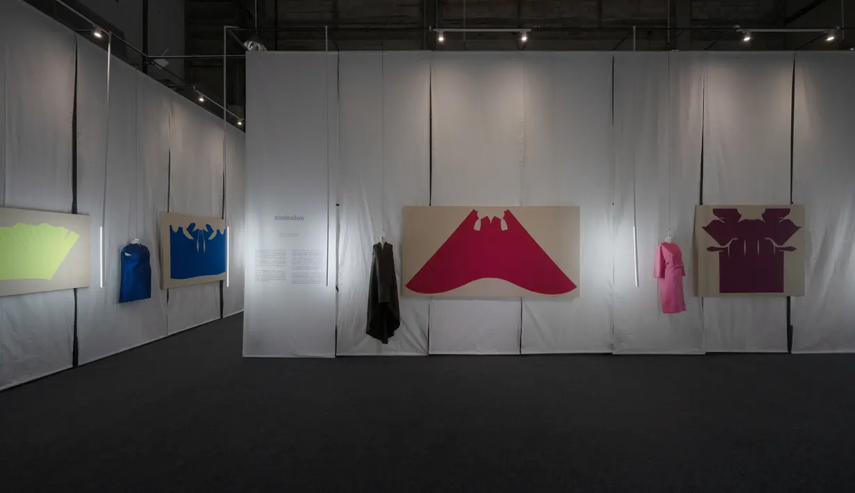 Pemeran ini menjadi jejak langkah dan paparan karya dari seorang desainer yang tak biasa. Berakar dari sejarah keluarga, perjalanan hidup pribadi dalam pergulatan identitas, migrasi dan asimilasi budaya, Dayaningbudi menjelmakan pertarungan yang hening untuk mengguncang konvensi sosial dan merobohkan stereotip identitas rasial dan kelas.  [Foto dok : Auguste Soesastro.]