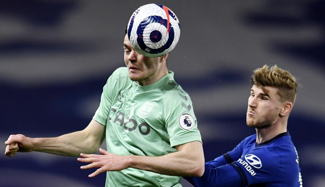 Striker Chelsea, Timo Werner, duel udara dengan pemain  Everton, Michael Keane, pada laga Liga Inggris di Stadion Stamford Bridge, Senin (8/3/2021). Chelsea menang dengan skor 2-0. (Glyn Kirk/Pool via AP)