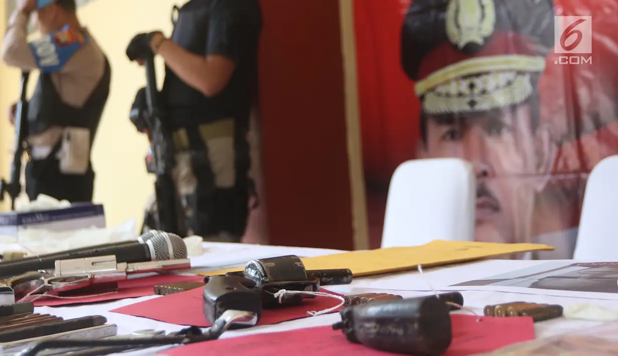 Senjata api dan sejumlah barang bukti kasus begal sepeda motor ditampilkan di RS Polri Kramat Jati, Jakarta, Selasa (20/2). Barang bukti berupa 7 buah sepeda motor, senjata api rakitan beserta peluru dan kunci letter T. (Liputan6.com/Immanuel Antonius)