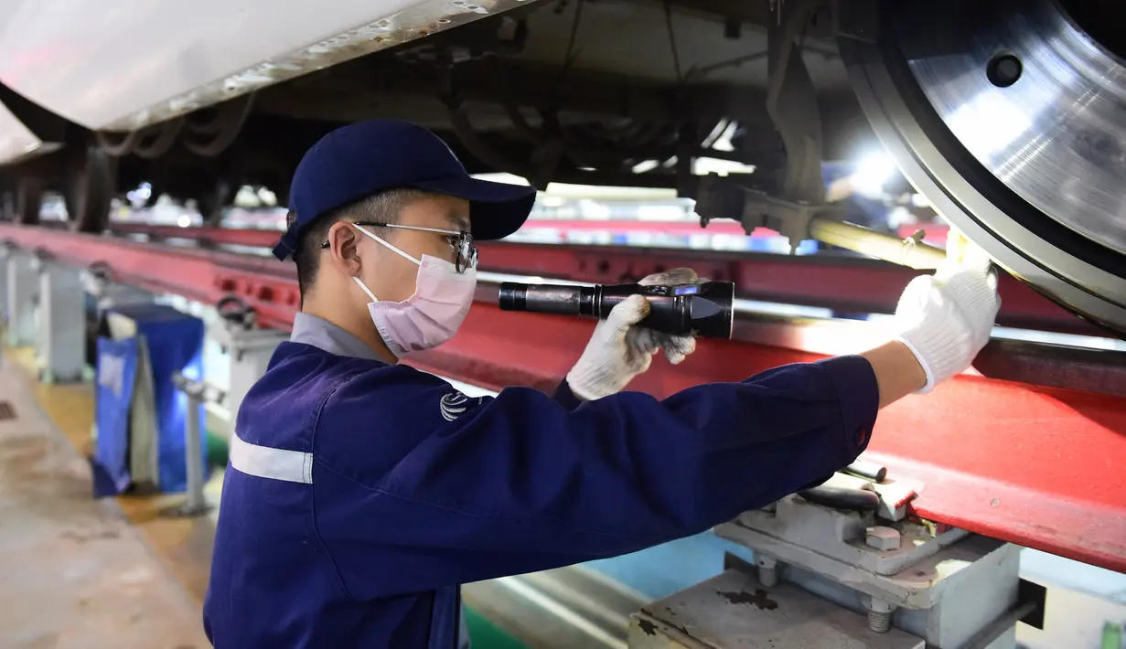 Mekanik bekerja di fasilitas pemeliharaan kereta di Hefei, China, 6 Oktober 2020. Para staf meningkatkan upaya pemeliharaan kereta cepat guna memastikan keselamatan lalu lintas seiring naiknya permintaan perjalanan pada liburan Hari Nasional dan Festival Pertengahan Musim Gugur. (Xinhua/Huang Bohan)