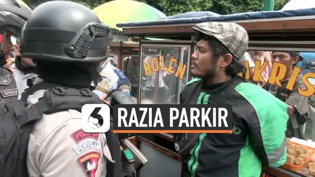 Pengemudi ojek online diamankan polisi saat razia parkir di kawasan Tanah Abang, Jakarta Pusat.