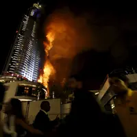 Sebuah gedung pencakar langit di Dubai terbakar saat perayaan Tahun Baru berlangsung. 