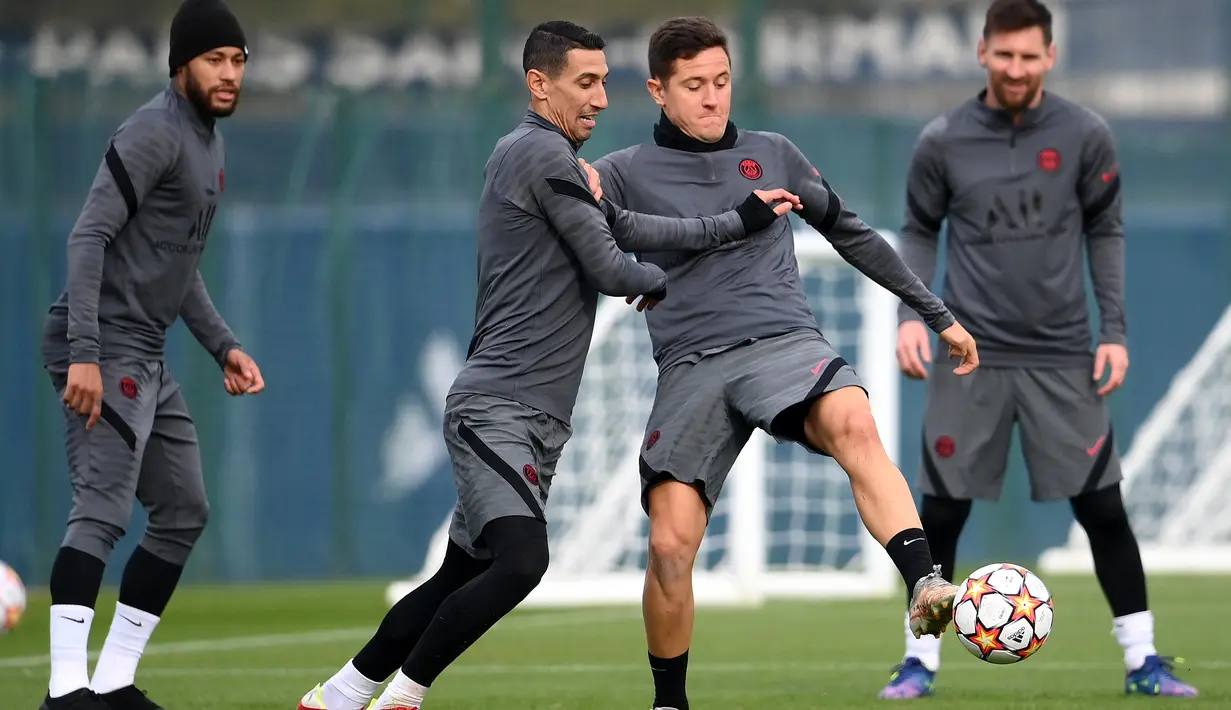 Gelandang PSG,  Ander Herrera (kanan) berebut bola dengan Angel Di Maria selama sesi latihan di tempat latihan Paris Saint-Germain di Saint Germain-en-Laye, barat Paris, Senin (18/10/2021). Saat ini, PSG memimpin Grup A UCL dengan empat angka. (AFP/Franck Fife)