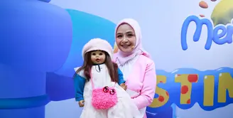 Ria Enes sangat populer tahun 1990-an. Pemilik nama asli Wiwiek Suryaningsih itu dikenal dengan boneka Susan. Wanita berusia 55 tahun itu mengaku boneka tersebut sudah ada sejak ia meluncurkan album pertama kalinya berjudul Si Kodok. [Foto: KapanLagi.com/Bayu Herdianto]