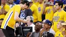 Petinju Floyd Mayweather Jr. memghabiskan waktu santainya untuk menonton pertandingan NBA Finals antara Golden State Warriors dan Cleveland Cavaliers di Oracle Arena, AS, Minggu (14/6/2015). (AFP/Getty Images/Ezra Shaw)