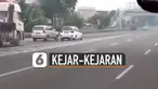 Keduanya nyaris ditabrak kontainer yang datang dari jalur tersebut.