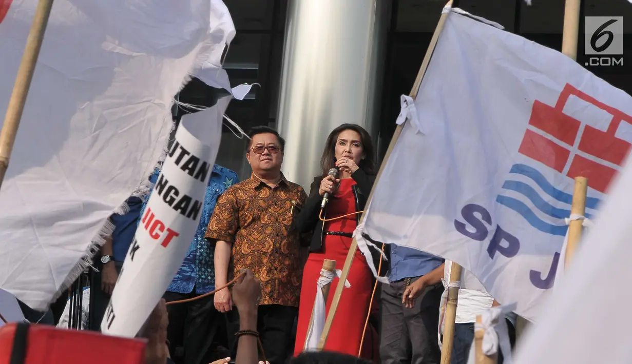 Rieke Dyah Pitaloka melakukan orasi di depan gedung KPK, Jakarta, Senin (17/7). Dengan diserahkannya hasil audit tersebut ke KPK, Rieke berharap agar lembaga anti rasuah itu melanjutkan proses hukum atas kasus tersebut. (Liputan6.com/Helmi Afandi)