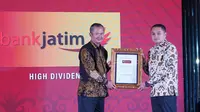 AVP Manajemen Investor bankjatim Derry Widya Ariyanta mewakili bankjatim menerima penghargaan dalam acara Malam Apresiasi Emiten 2024 yang diselenggarakan oleh Indeks Tempo-IDNFinancials 52.