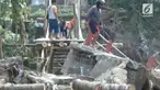 Sebuah jembatan di Bantul, Yogyakarta ambruk. Padahal itu adalah jembatan yang menghubungkan dua desa.