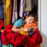 Anak yang sering mendengar kata “jangan” tanpa penjelasan cenderung tidak memahami alasan di balik larangan tersebut. (foto/dok: freepik)