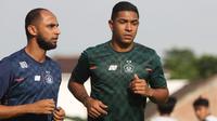 Pemain Persik Kediri, Dionatan Machado (kanan), didampingi fisioterapis Wildan Yahya, saat jogging untuk pemulihan cedera hamstring. (Bola.com/Gatot Susetyo)