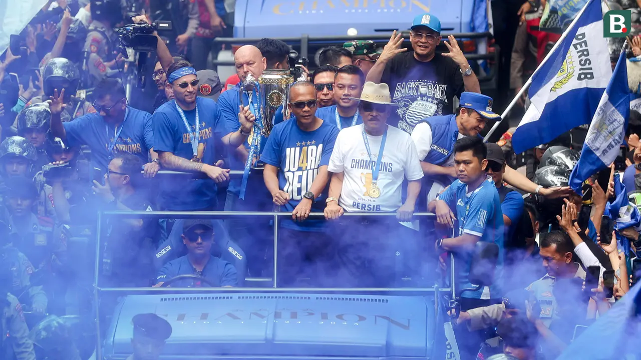 Foto: Euforia Bobotoh dan Pemain Persib Bandung Saat Pawai Juara BRI Liga 1