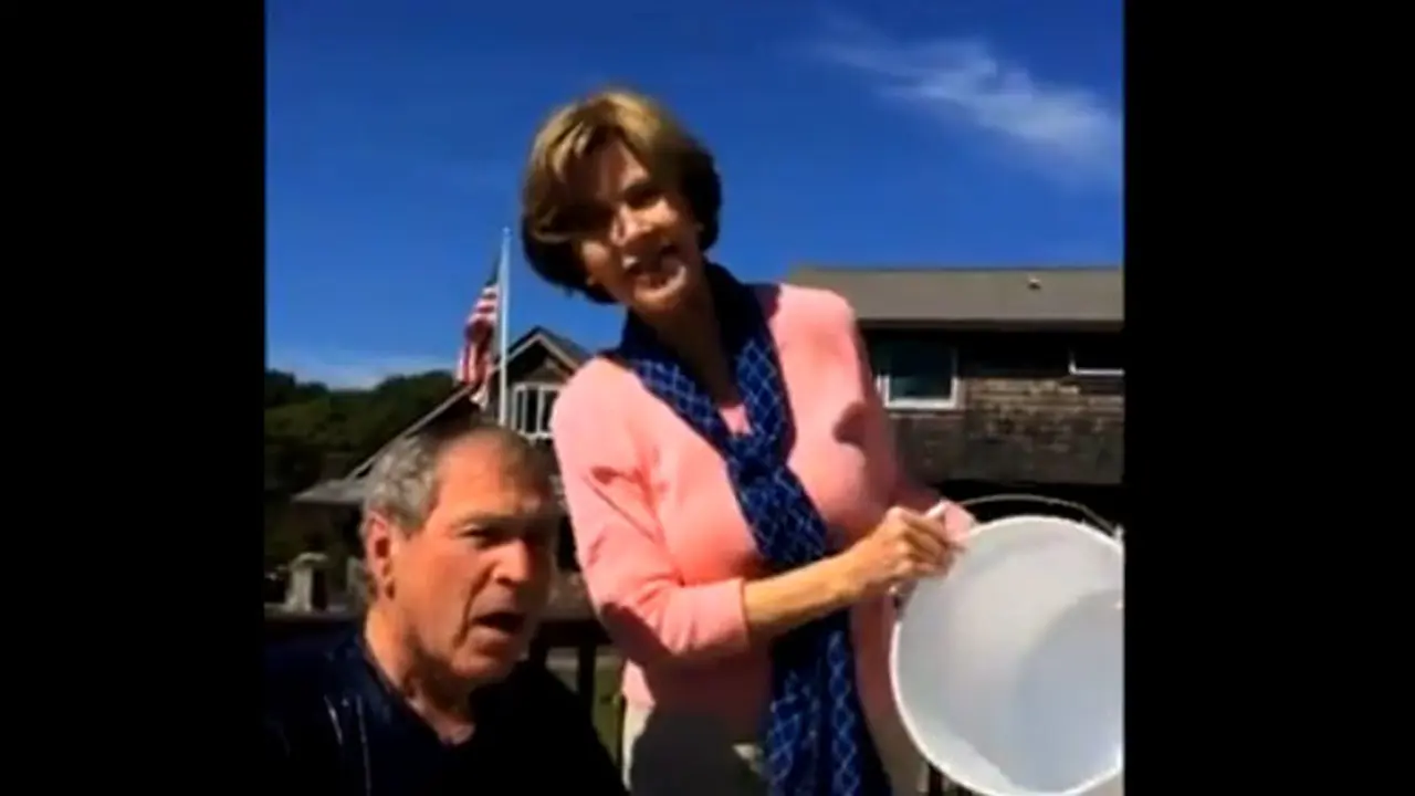 Reaksi Lucu Eks Presiden AS Bush Disiram Seember Air Dingin