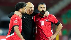 Pelatih Timnas Mesir, Hossam Hassan, memberikan arahan kepada anak asuhya saat melawan Benin pada babak 16 besar Piala Afrika 2025, di Stade Adrar, Agadir, Senin (5/1/2026). (AP Photo/Mosa'ab Elshamy)