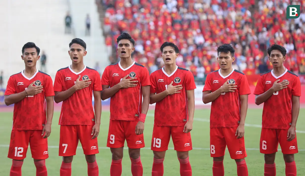 <p>Para pemain starting XI Timnas Indonesia U-22 berbaris menyanyikan lagu kebangsaan Indonesia Raya sebelum dimulainya laga semifinal cabor sepak bola SEA Games 2023 menghadapi Vietnam di Olympic National Stadium, Phnom Penh, Kamboja, Sabtu (13/5/2023). (Bola.com/Abdul Aziz)</p>