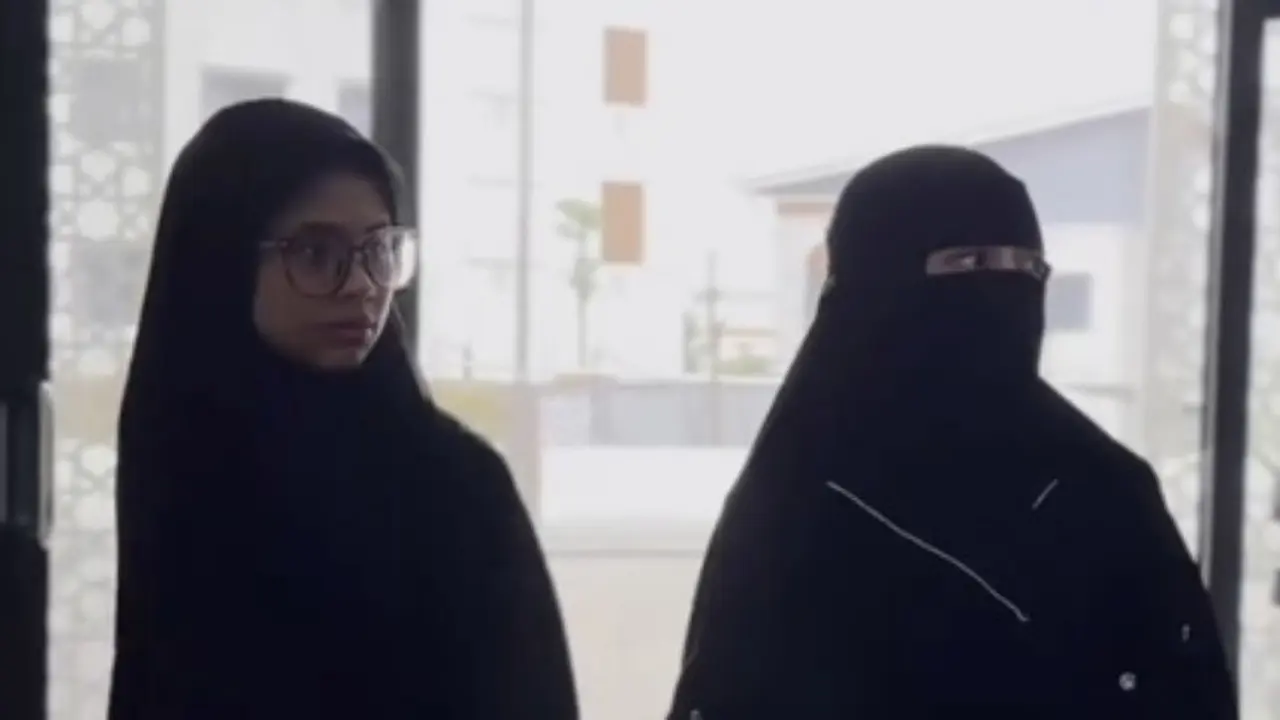 Celine Evangelista antar anak masuk pondok pesantren