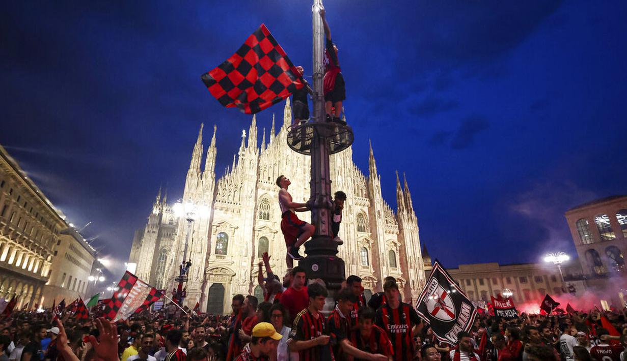 Para suporter AC Milan larut dalam kebahagiaan. Klub kesayanganya akhirnya kembali menjadi juara setelah 11 tahun penantian. (Spada/LaPresse via AP)