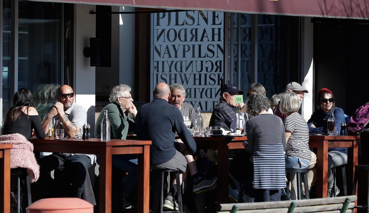 Pelanggan di kafe menikmati makan siang di bawah sinar matahari di Christchurch, Selandia Baru pada Minggu (9/8/2020). Selandia Baru pada Minggu kemarin telah berhasil melewati 100 hari tanpa merekam kasus Virus Corona COVID-19 yang ditularkan secara lokal. (AP Photo/Mark Baker)